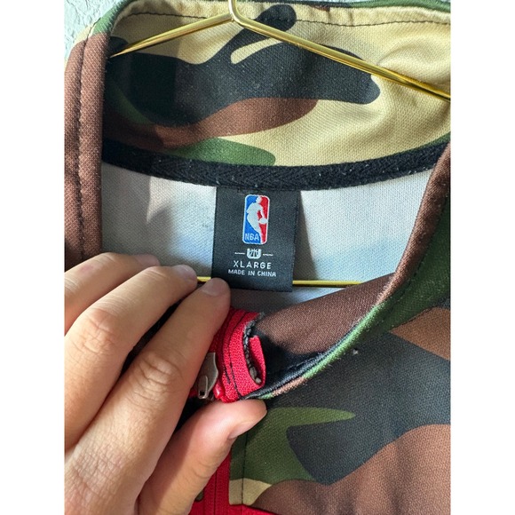 Chicago Bulls NBA Camo Track Jacket Full Zip Red White Stripe XLARGE - Picture 2 of 6